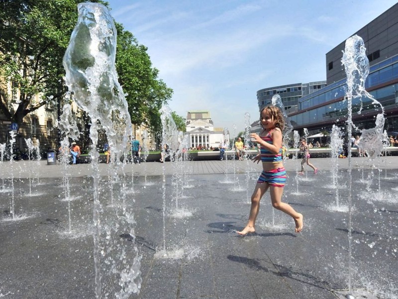 Brunnen werden, wie hier in Duisburg, zu begehrten Plätzen.