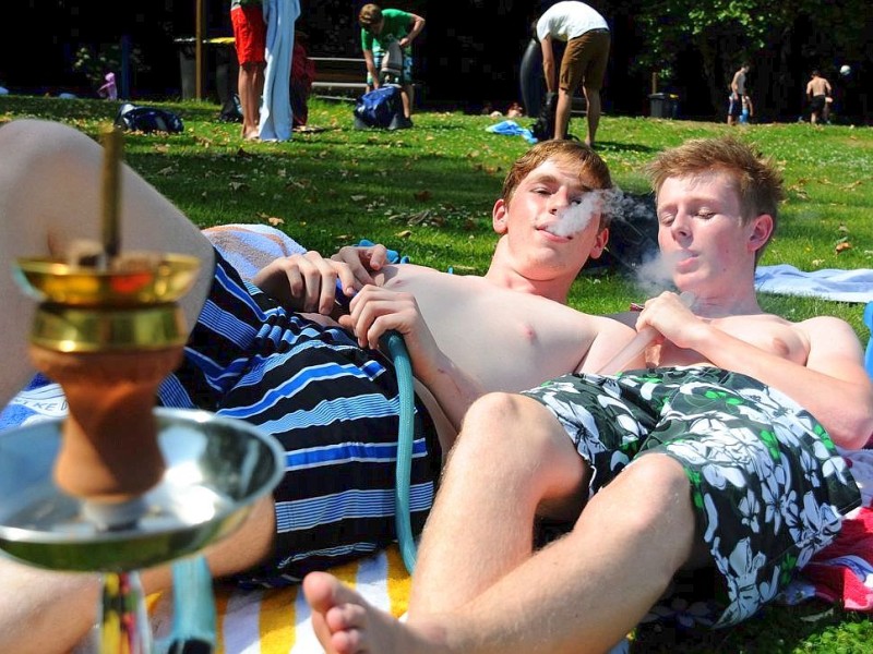 Endlich ist der Sommer da! Diese beiden Freibadbesucher in Gladbeck lassen mit der Wasserpfeife Dampf ab.