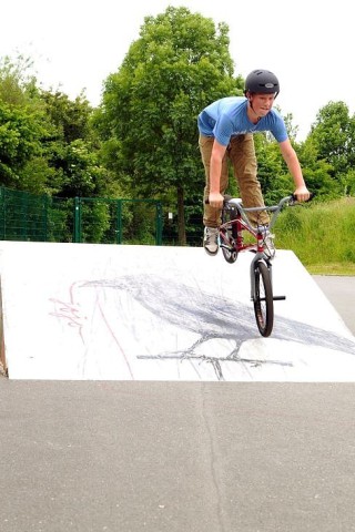 Schweißtreibend: Dieser junge Mann nutzt das Wetter um an den Ruhrwiesen BMX zu fahren.