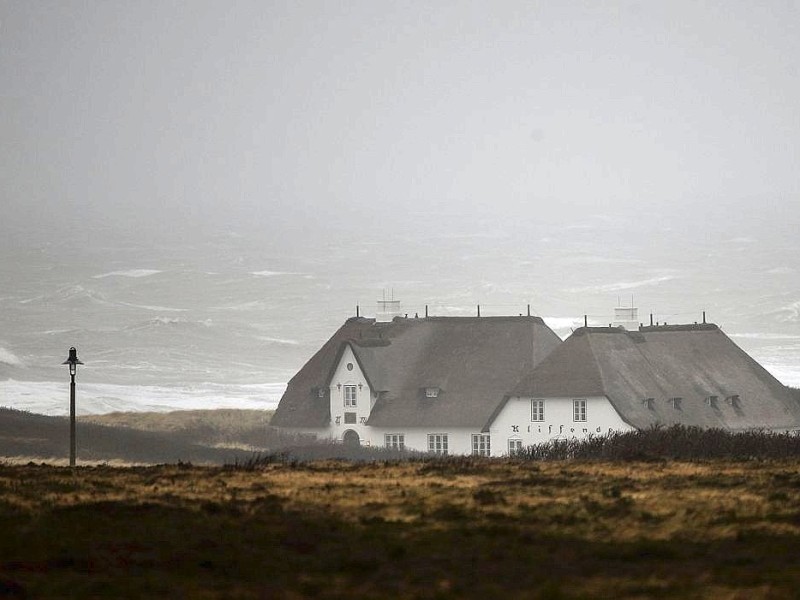 Bedrohlich sah es auf Sylt (im Bild: Kampen) schon am Donnerstagmittag aus. Doch auch in Nordrhein-Westfalen...