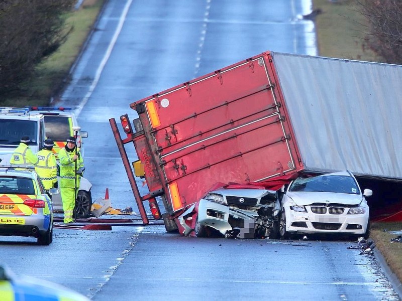 ...ein erstes Menschenleben gekostet. Der Fahrer des Lastwagens überlebte den Unfall nicht. Zu dem Zeitpunkt waren einige Menschen an der deutschen Nordseeküste noch mit schaurig-schönen Spaziergängen beschäftigt...