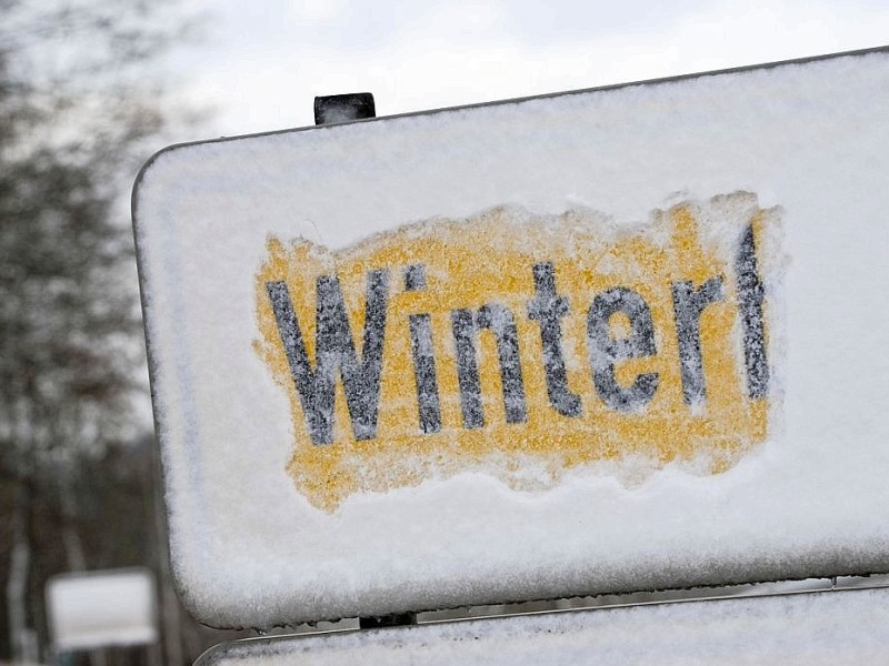 NRW und Hessen blieben von schwereren Sturmfolgen weitgehend verschont - aber Tief Xaver brachte Schnee. Der Wegweiser nach Winterberg im hessischen Usseln kaum mehr zu lesen.