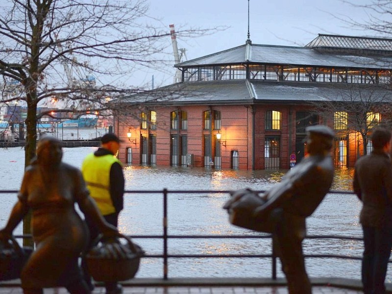 Hochwasser in Hamburg: Die Feuerwehr rückte zu Hunderten Einsätzen aus.