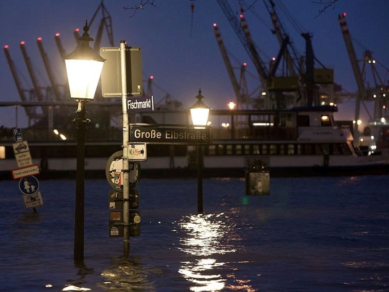 Hochwasser in Hamburg: Die Feuerwehr rückte zu Hunderten Einsätzen aus.