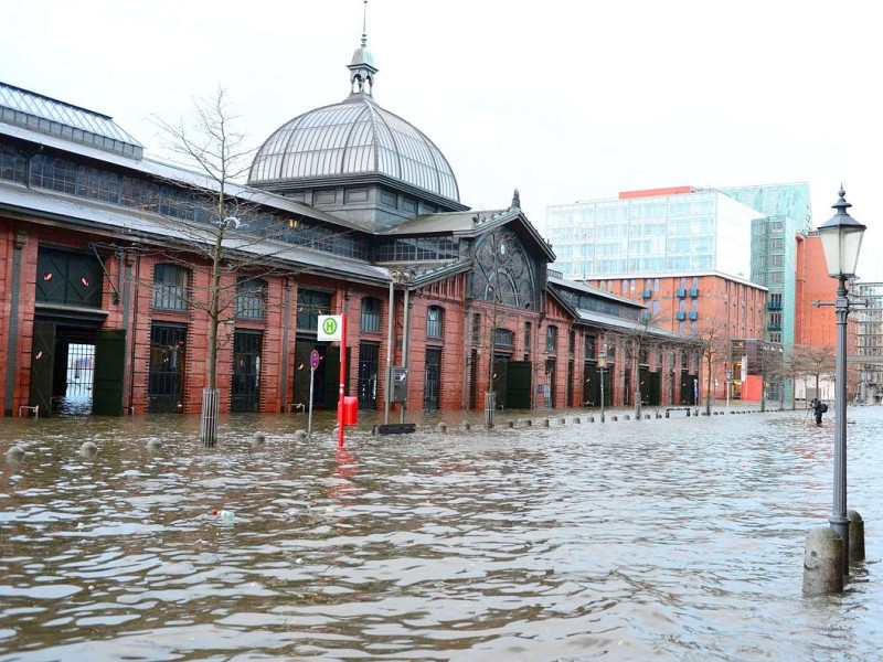 Blick nach Norddeutschland: Dort ist auch am Freitag der Orkan Xaver noch nicht ausgestanden. Am Morgen hieß es Land unter in Hamburg:  Orkantief Xaver...