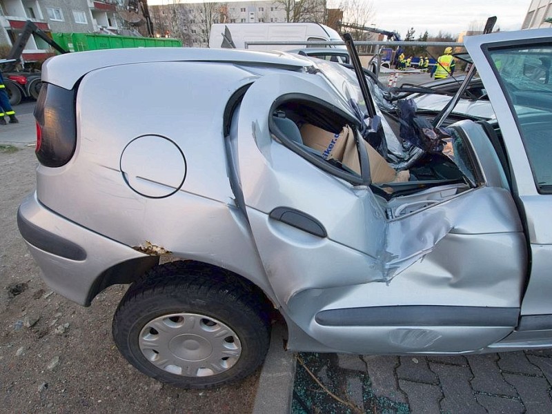 Trümmerteile des Supermarkt-Daches beschädigten dieses Auto in Stralsund.