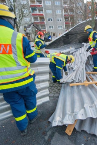 Die Folgen von Orkan Xaver in Stralsund: Dort wurde ein Supermarkt vollständig abgedeckt.