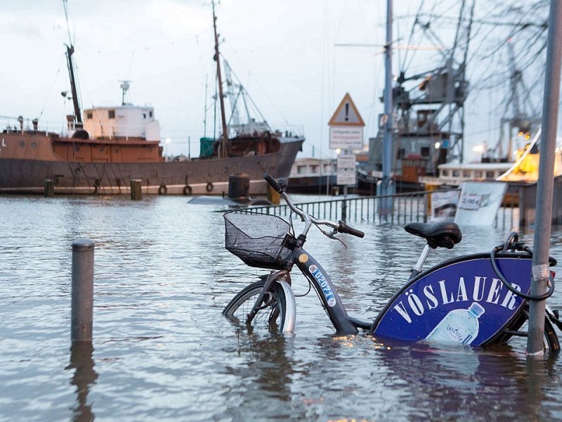 Hochwasser in Hamburg: Die Feuerwehr rückte zu Hunderten Einsätzen aus.