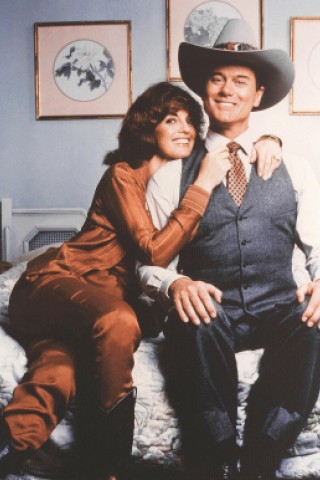 Insbesondere die Ehe von Schönheitskönigin Sue Ellen Ewing (Linda Gray) und J.R. (Larry Hagman) ist von Höhen und Tiefen geprägt.