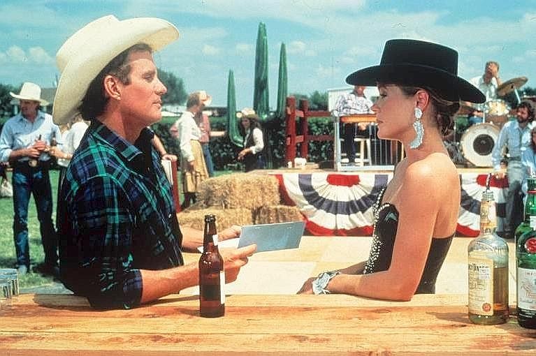 Die geldgierige April Stevens Ewing (Sheree J. Wilson) trickst derweils ihren geschiedenen Mann Jack (Dack Rambo) aus und angelt sich am Ende Bobby.