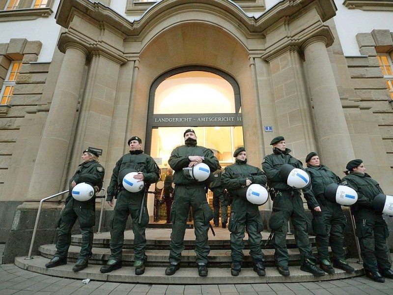 Ein großes Polizeiaufgebot sicherte den Platz rund um das Landgericht Duisburg. Auch auf dem Dach des Citypalais waren Beamte postiert. Die Stadt hatte vor dem Prozess ein Kutten-Verbot verhängt.