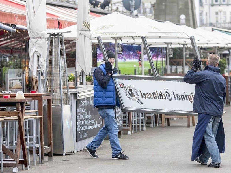 ...bereiteten sich da noch auf das erste wärmere Wochenende vor, wie hier am Rheinufer in Düsseldorf.