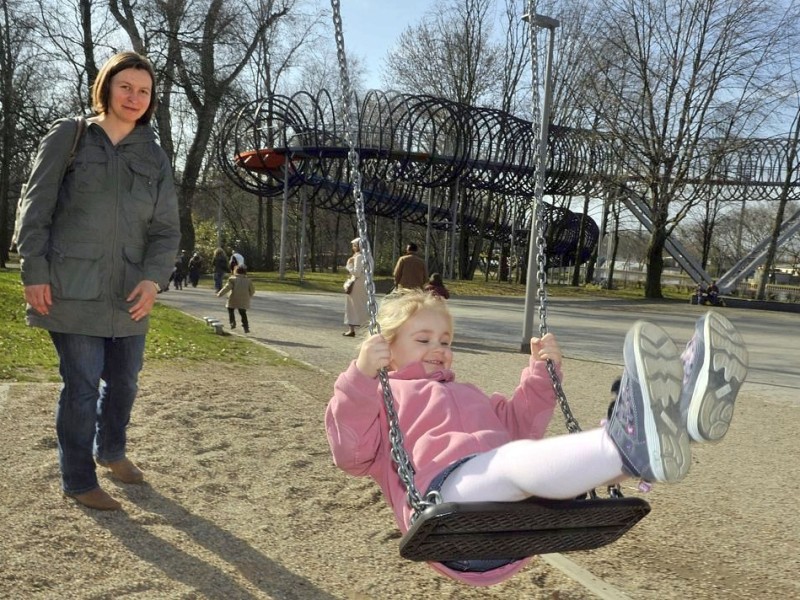 Luisa aus Gladbeck holt sich Schwung von Mama.