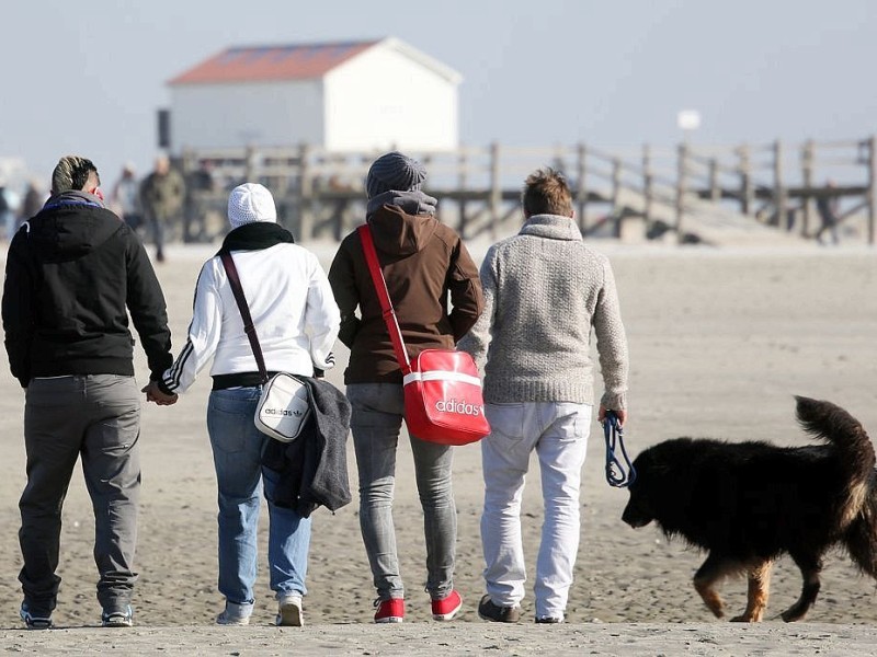 Besucher am Strand in St. Peter Ording.