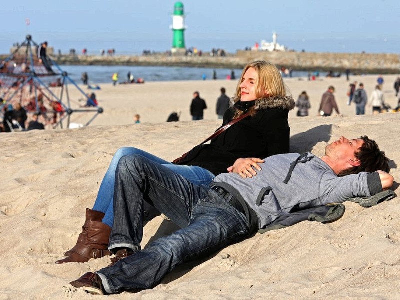 Strandbesucher in Warnemünde.