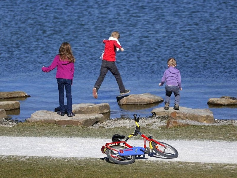 Phoenixsee, Dortmund: Auch hier nutzen die Menschen das gute Wetter. Die einen bewegen sich,...