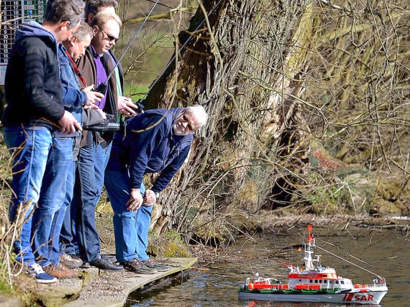 ... diese Herren am Abtskücher Teich in Heiligenhaus die Modellboot-Saison.