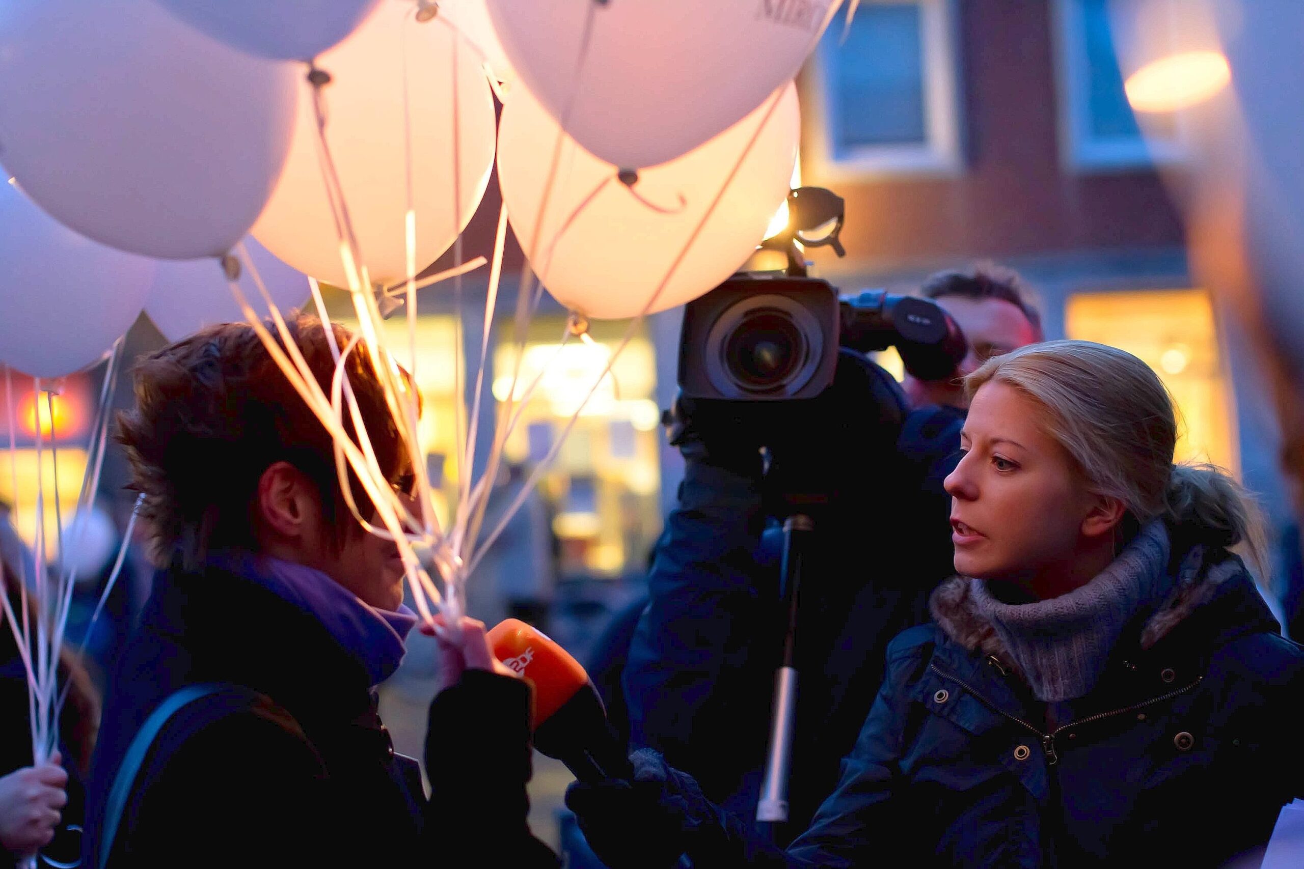 ... lässt die Trauergemeinde weiße Luftballons in den Himmel steigen.