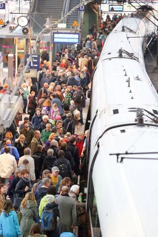 Dieser Zug am Hamburger Hauptbahnhof sollte ursprünglich bis nach München fahren. Wegen des Lokführer-Streiks ist in Berlin Endstation.