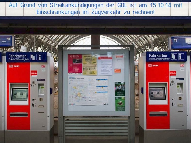 Eine Anzeigetafel im Hauptbahnhof in Dresden weist auf streikbedingte Beeinträchtigungen im Zugverkehr hin.