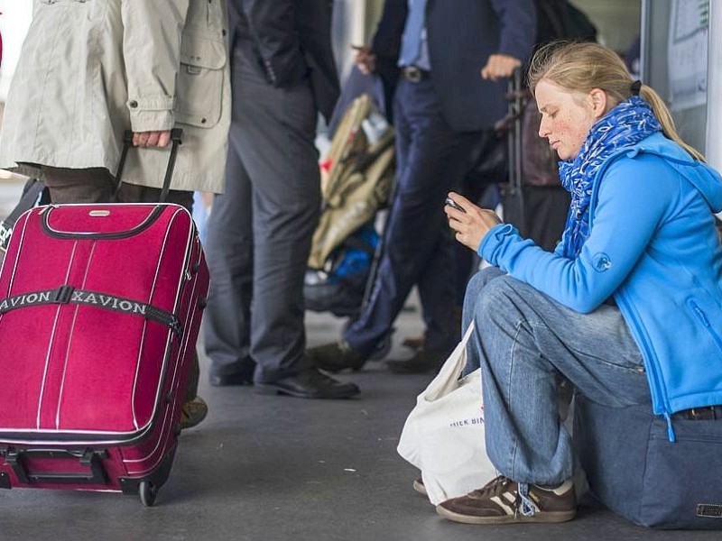 Warten auf den Zug im Hauptbahnhof Hannover.