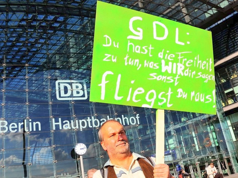 Ein streikender Bahn-Mitarbeiter am Hauptbahnhof in Berlin.