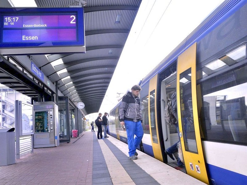 Auf dem Bottroper Hauptbahnhof fuhr am Mittwoch noch der Nahverkehrszug der NordWest-Bahn. Diese ...