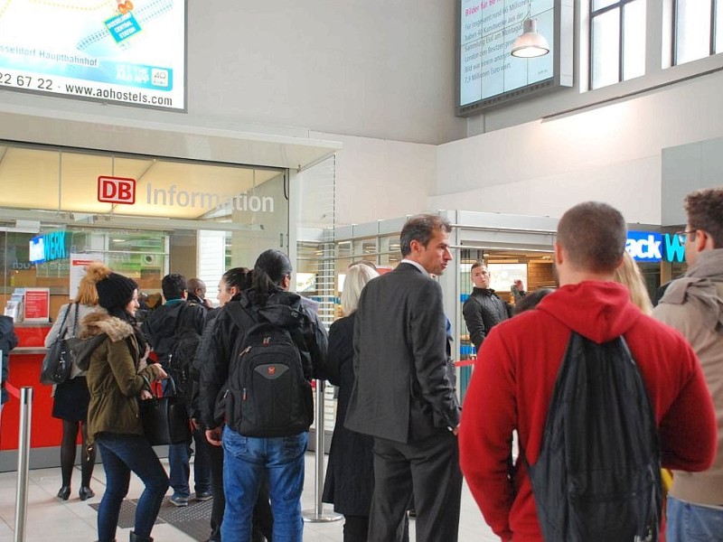 Schlange stehen am Hauptbahnhof in Düsseldorf.