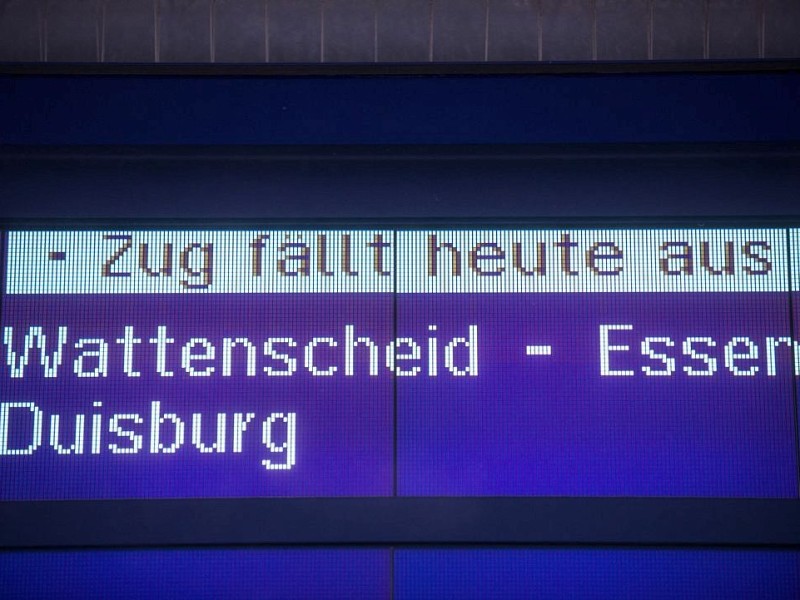 ... seit neun Uhr morgens gibt es dehalb erhebliche Einschränkungen in den Fahrplänen. Der ...