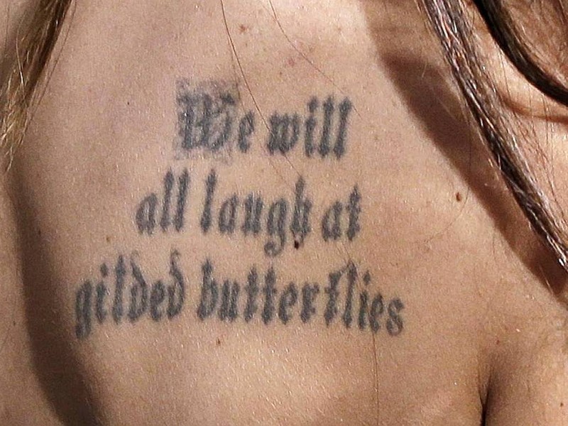 We will all laugh at gilded butterflies. Oder zu deutsch: Wir werden alle über vergoldete Schmetterlinge lachen. Welcher Weltstar ließ sich diese Shakespearshe Ode an die Natur auf die Haut pinseln?