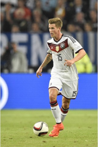 Das Tattoo gehört Weltmeister Erik Durm. Er verriet in einem Zeitungsinterview: Es hat etwas mit Familie, Glück und Gesundheit zu tun.