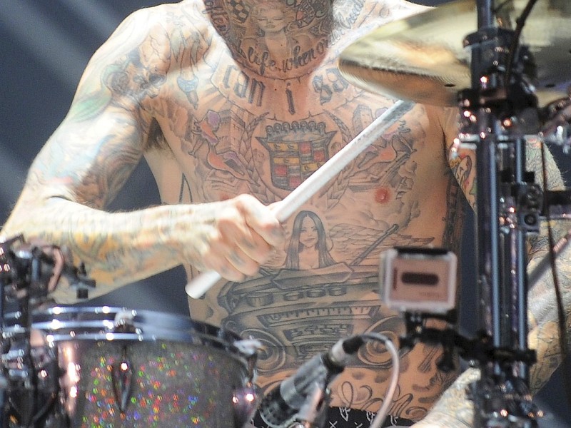 Na, welcher Drummer trommelt hier mit volltattoowiertem Oberkörper und Glitzer-Schlagzeug?