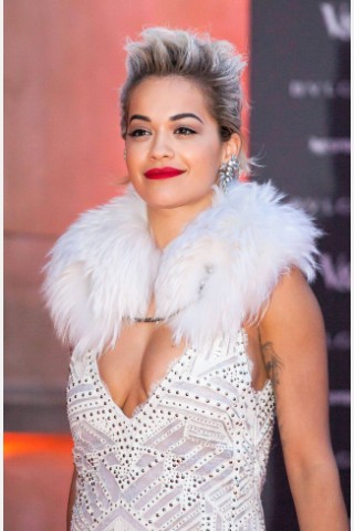 Die britische Sängerin Rita Ora trägt die griechische Liebesgöttin auf ihrem Arm.