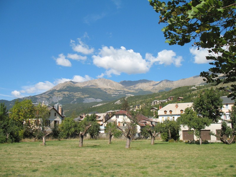 Dieses Foto zeigt die französische Gemeinde Barcelonette im Nordosten des Département Alpes-de-Haute-Provence. In der Nähe des Ortes ist der Airbus abgestürzt. Eine Screenshot...