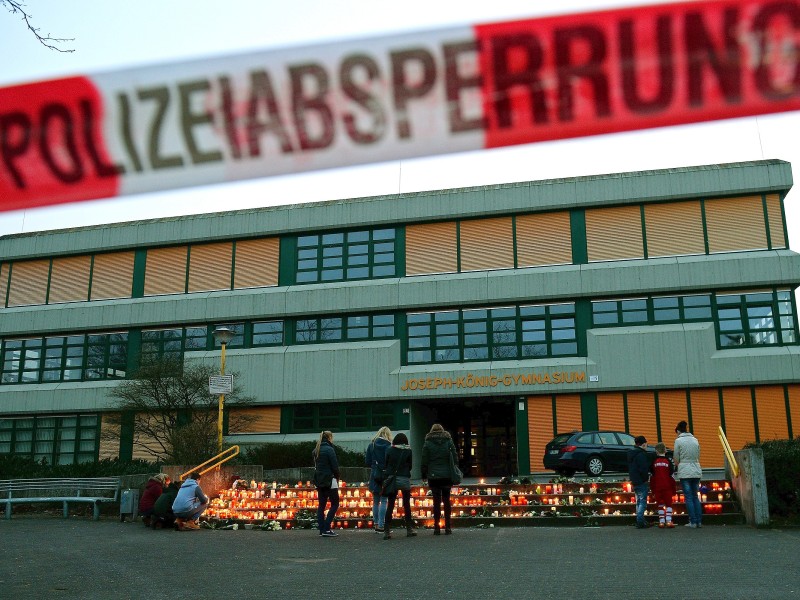 ... nachdem man erfahren hatte, das Mitschüler an Bord des abgestürzten Airbus waren.