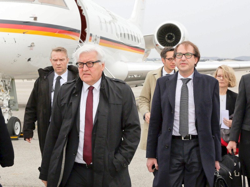 Amtsgeschäfte von Politikern:  Bundesaußenminister Frank-Walter Steinmeier und Bundesverkehrsminister Alexander Dobrindt nach ihrer Ankunft auf dem Flughafen in Marseille, Frankreich. Von dort fliegen beide mit einem Hubschrauber zum Absturzort der Germanwings-Maschine. Auch Kanzlerin Angela Merkel und NRW-Ministerpräsidentin Hannelore Kraft werden zur Absturzstelle reisen.