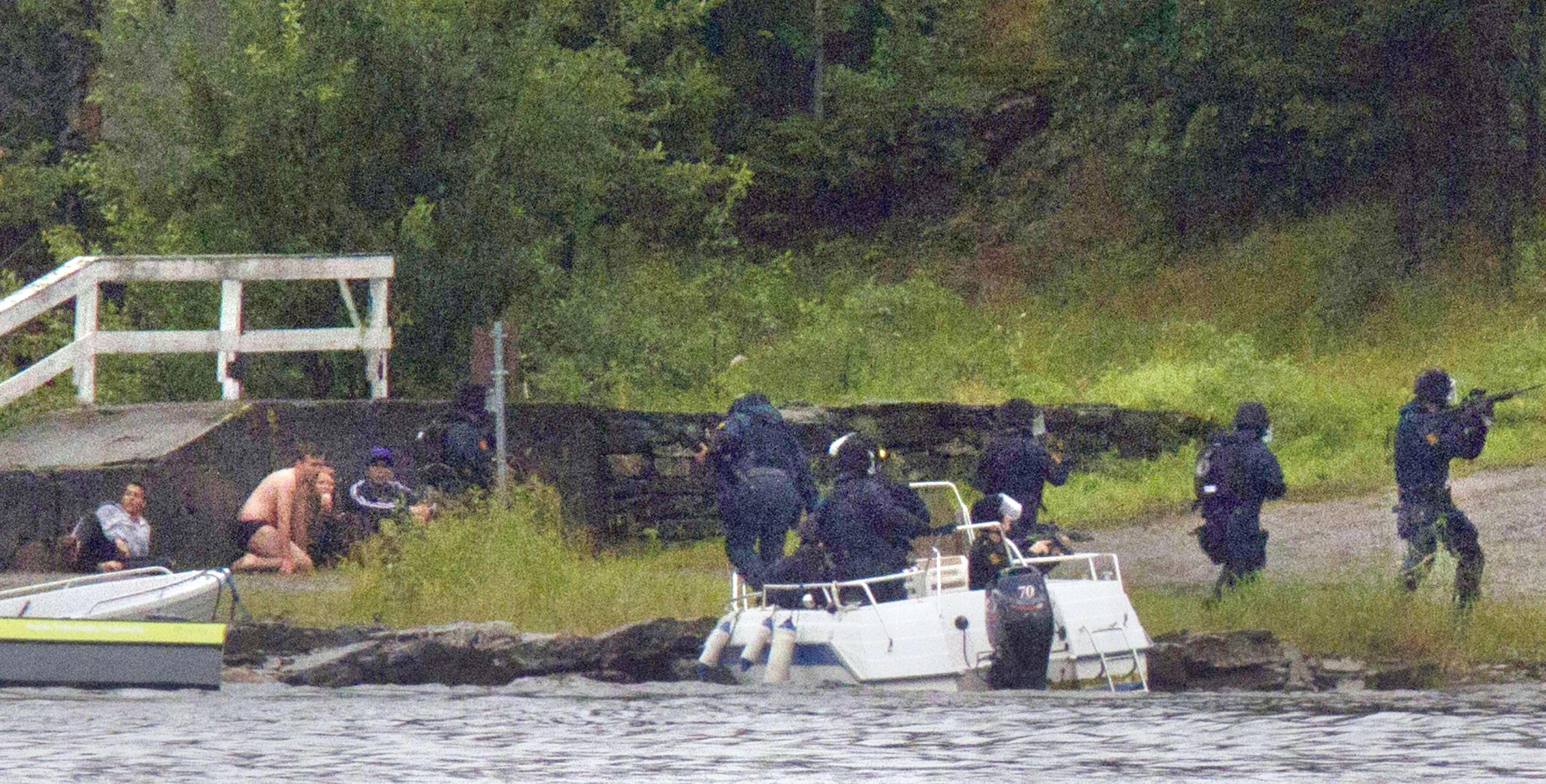 Der 32-jährige Anders B. hat sich offenbar als Polizist verkleidet Zutritt zu einem Jugendcamp auf der Insel Utoyea verschafft. Augenzeugen hören Schüsse. Es dauert 30 Minuten bis die Polizei eintrifft.