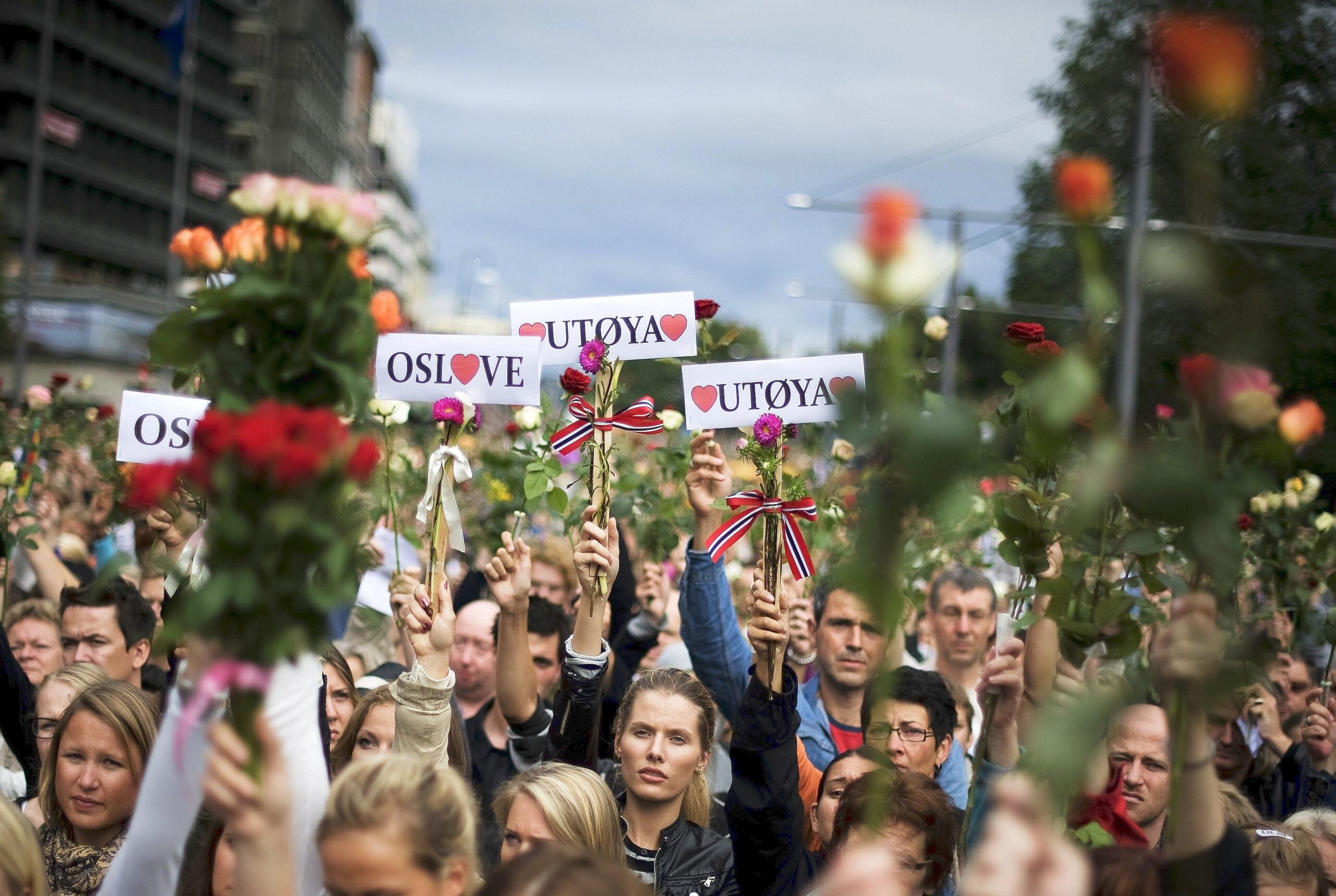 Trauernde halten Rosen in die Luft. Ihre Botschaft ist klar:...