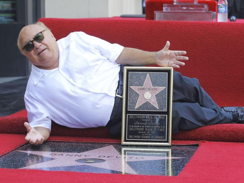 Danny DeVito macht's sich gemütlich: Der kleine Schauspieler mit dem großen Witz feierte seine Ehrung auf dem Walk of Fame mit...