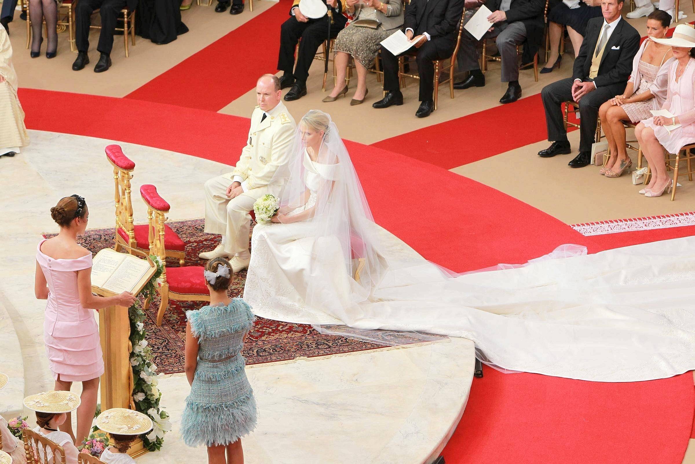 ... war auch Charlotte Casiraghi anwesend. Sie trug ein rosafarbenes, schulterfreies Kleid.