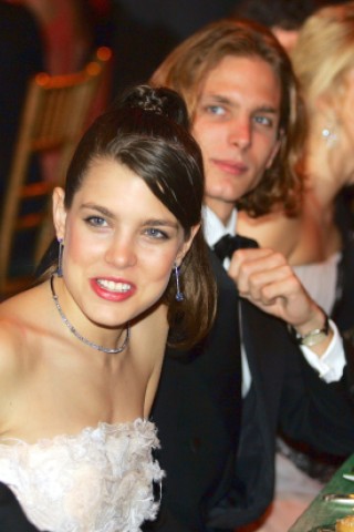 Darüber hinaus engagiert sie sich für karitative Zwecke. Seit 2006 nimmt Charlotte Casiraghi regelmäßig an dem Charity-Event Bal de la Rose teil. Dabei werden Spenden für die Stiftung Princess Grace  gesammelt.