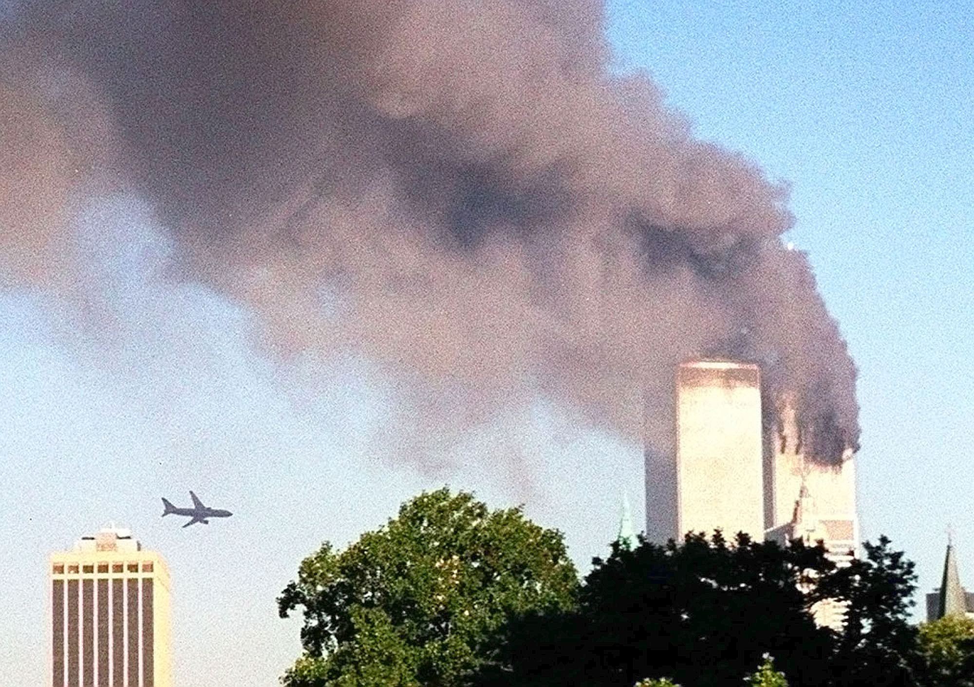 ...Unfassbare geschah: 17 Minuten nach der ersten Maschine fliegen fünf weitere Attentäter eine von ihnen entführte Maschine der Fluggesellschaft United Airlines in den...