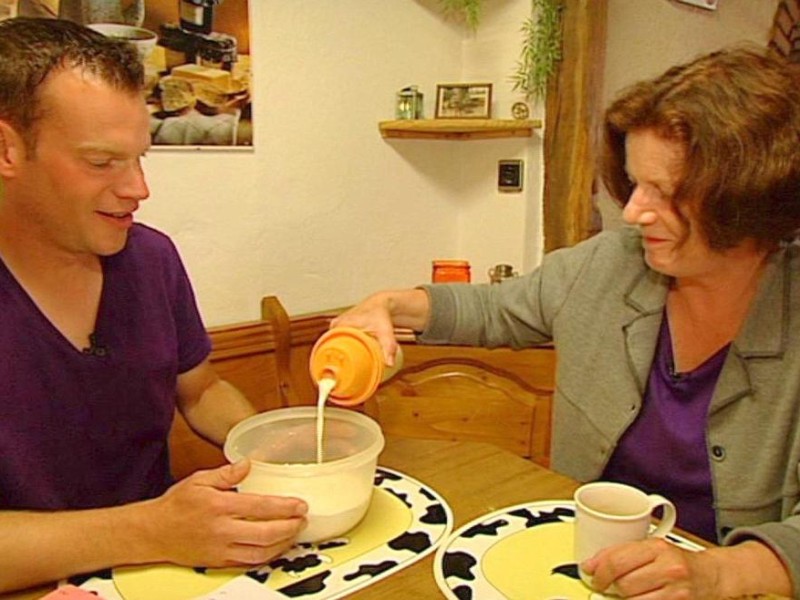 ...im Sauerland auf dem Programm: Beim Brotbacken spricht Veit mit Philipps Mutter Elke über seine Gefühle. Zur selben Zeit...