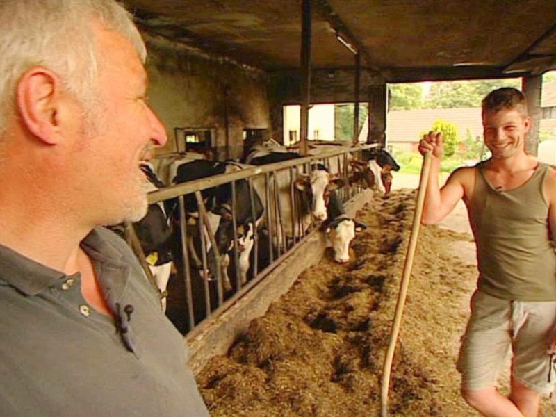 ...sucht Pferdewirt Philipp im Stall Rat bei seinem Vater Hans-Werner. Wenn ihr beiden ein Paar werdet, stehen wir als Eltern von Philipp voll dahinter!, verspricht der seinem Sohn. So...