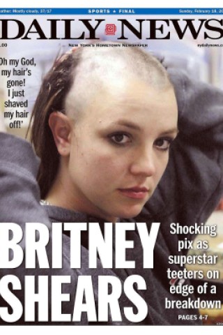 2007 ist kein gutes Jahr für Britney: Die Titelseite der Daily News vom 18. Februar 2007 zeigt sie mit abrasierten Haaren. Britney trägt fortan eine Perrücke. Privat...