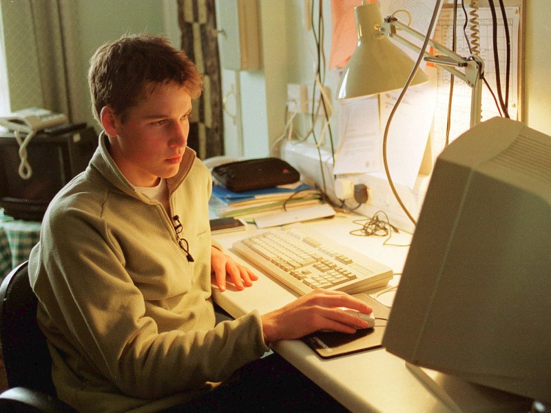 Kurz vor seinem achtzehnten Geburtstag und dem nahen Ende seiner Schulzeit entstand dieses offizielle Bild vom lernenden William, der hier kurz vor seinen A-Level-Prüfungen steht.