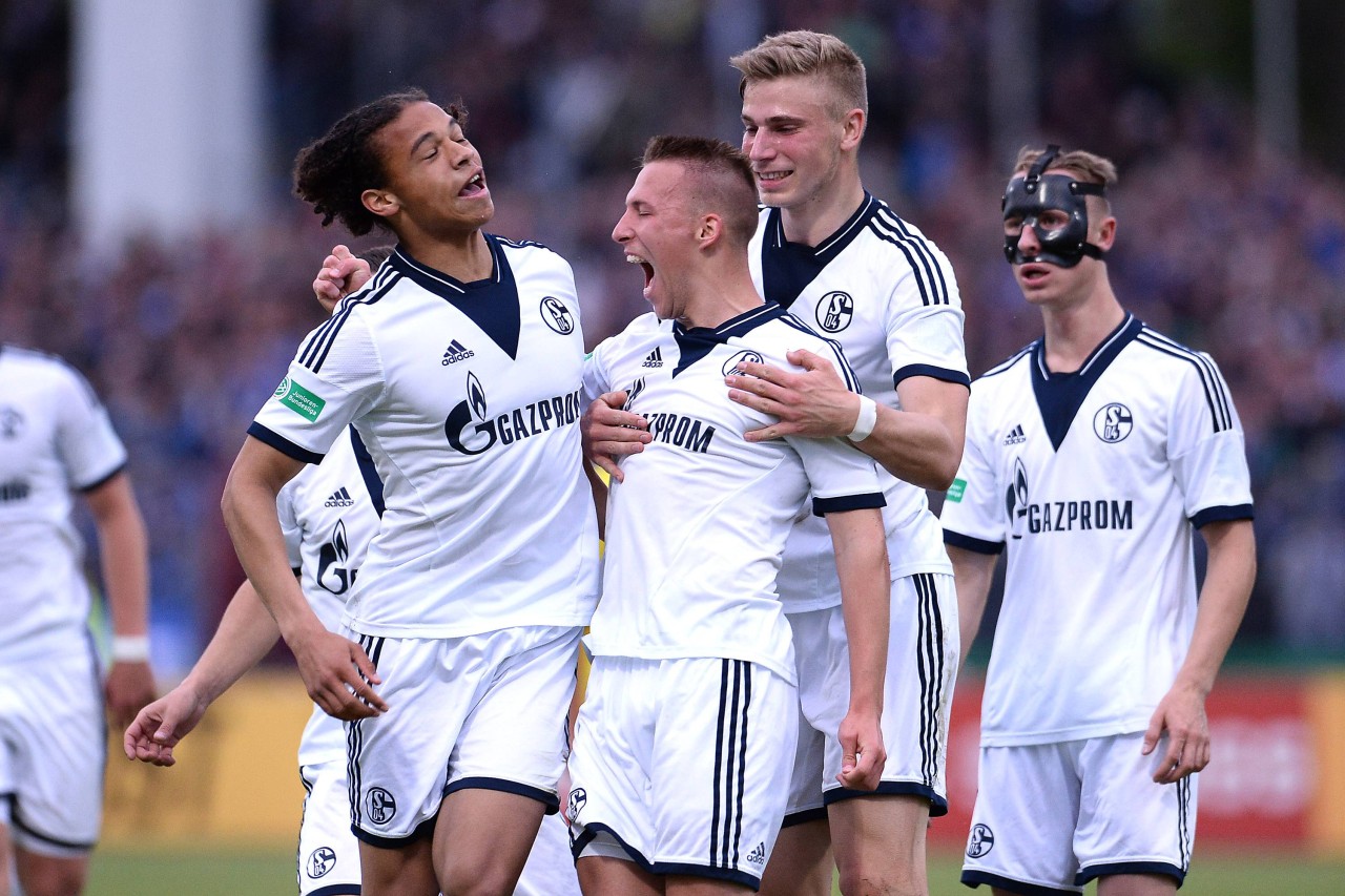 Felix Schröter bejubelt seinen Doppelpack für den FC Schalke 04 im Finale der Deutschen Meisterschaft gegen Hoffenheim mit Leroy Sané.