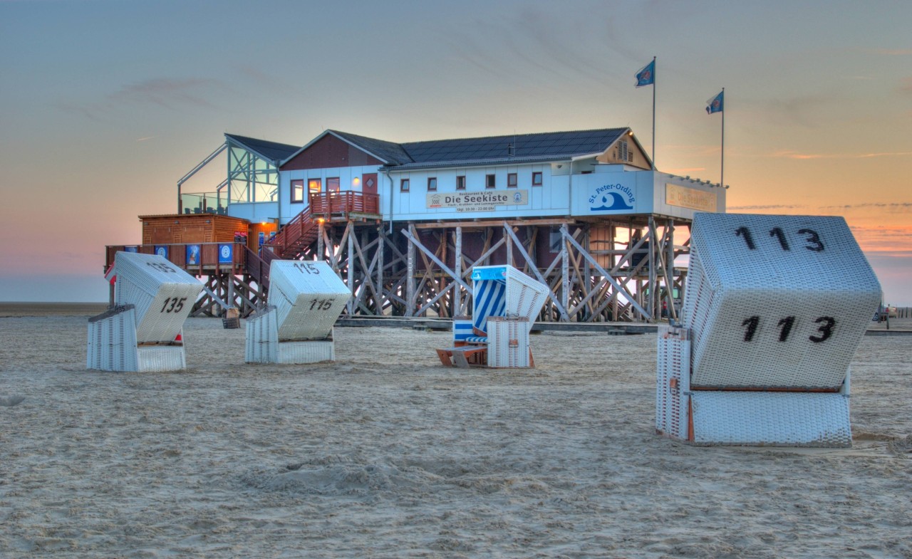 In Sankt Peter-Ording an der Nordsee stehen schon die Strandkörbe bereit. Doch kaum wird die Badesaison eröffnet, macht DAS einen Strich durch die Urlaubs-Rechnung. (Archivbild)