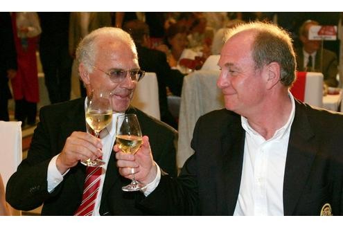 Es gibt wieder etwas zu feiern: Franz Beckenbauer prostet mit Uli Hoeneß nach dem Pokalsieg 2005 über Schalke 04.