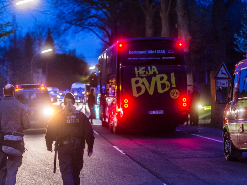 Spezialisten des LKA untersuchen am Dienstagabend den Mannschaftsbus von Borussia Dortmund.